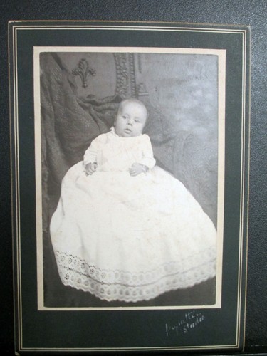 ANTIQUE VINTAGE STUDIO PHOTOGRAPH, CUTE BABY IN CHRISTENING OR BAPTISM DRESS - 第 2/6 張圖片