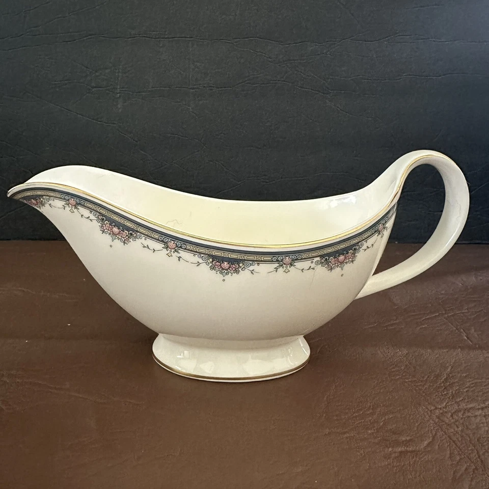 Royal Doulton Albany Gracioso barco con placa base hecho en Inglaterra Foto 2 de 4