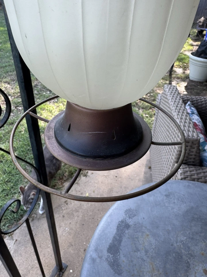 Vidrio alimentador de pájaros vintage con forma de bellota Foto 4 de 4