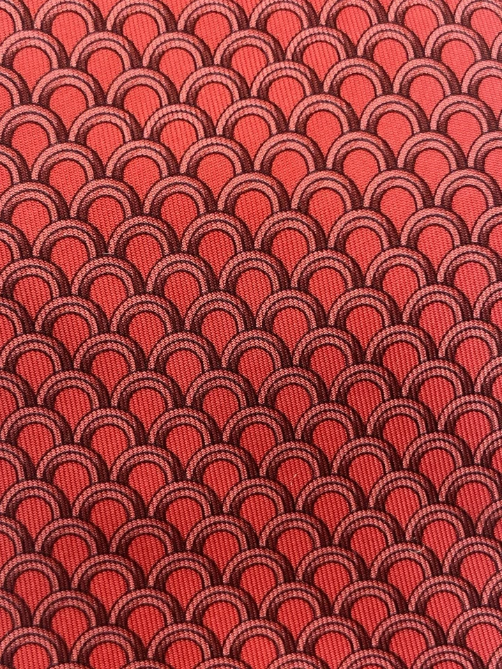 Corbata de seda Hermes para hombre 7971 EA patrón Art Deco escala onda roja hecha en Francia Foto 3 de 4
