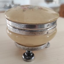 Une Ancienne Boîte à Bijoux en Albâtre avec ses Supports, Datant des années 1970