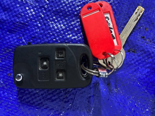 01 Lexus IS300 ignition and door locks with keys - Picture 2 of 5