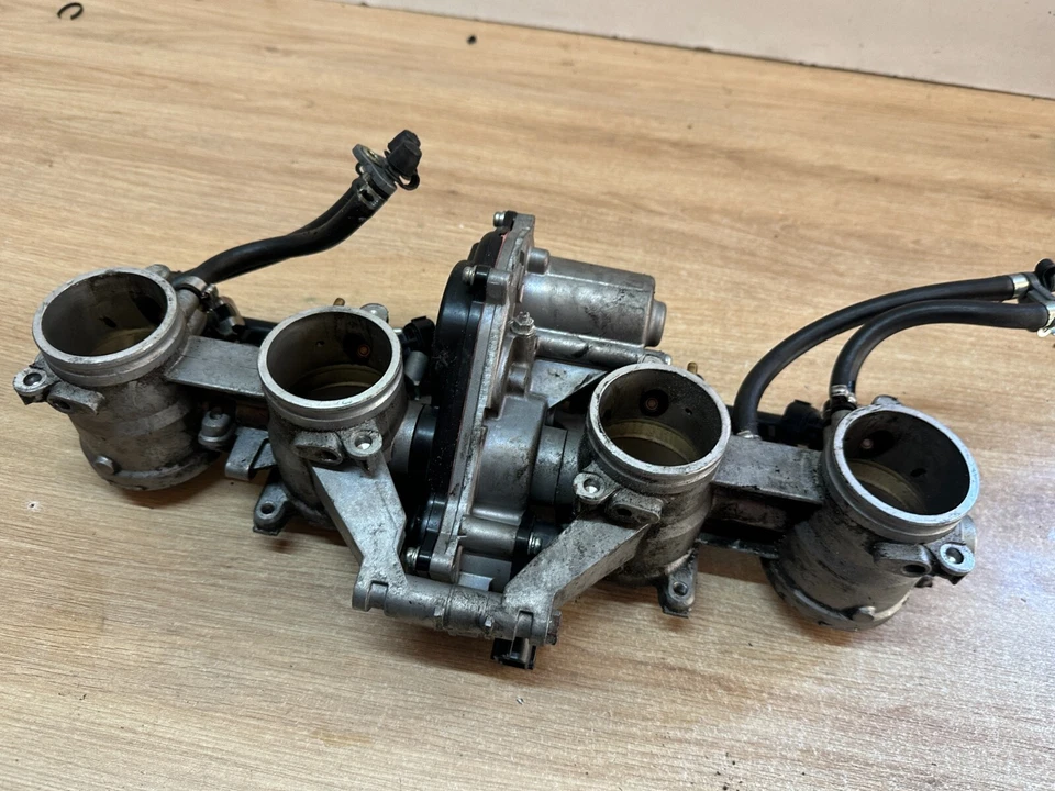 UNE RAMPE D INJECTION MIKUNI MOTO MV AGUSTA F4 1000R F4R - Photo 3/4