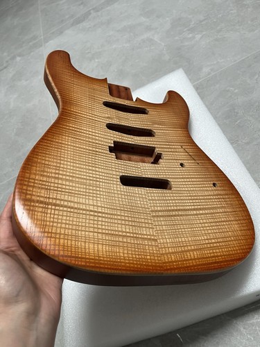 AAAAA neuer Mahagoni E-Gitarrenkörper und Satin Flammenahorn verdickte Abdeckung - Bild 6 von 13