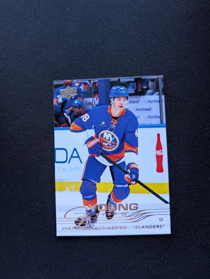 2025-26 Upper Deck  #451  Young Guns Matthew Schaefer (ONE LITTLE WHITE CORNER)
