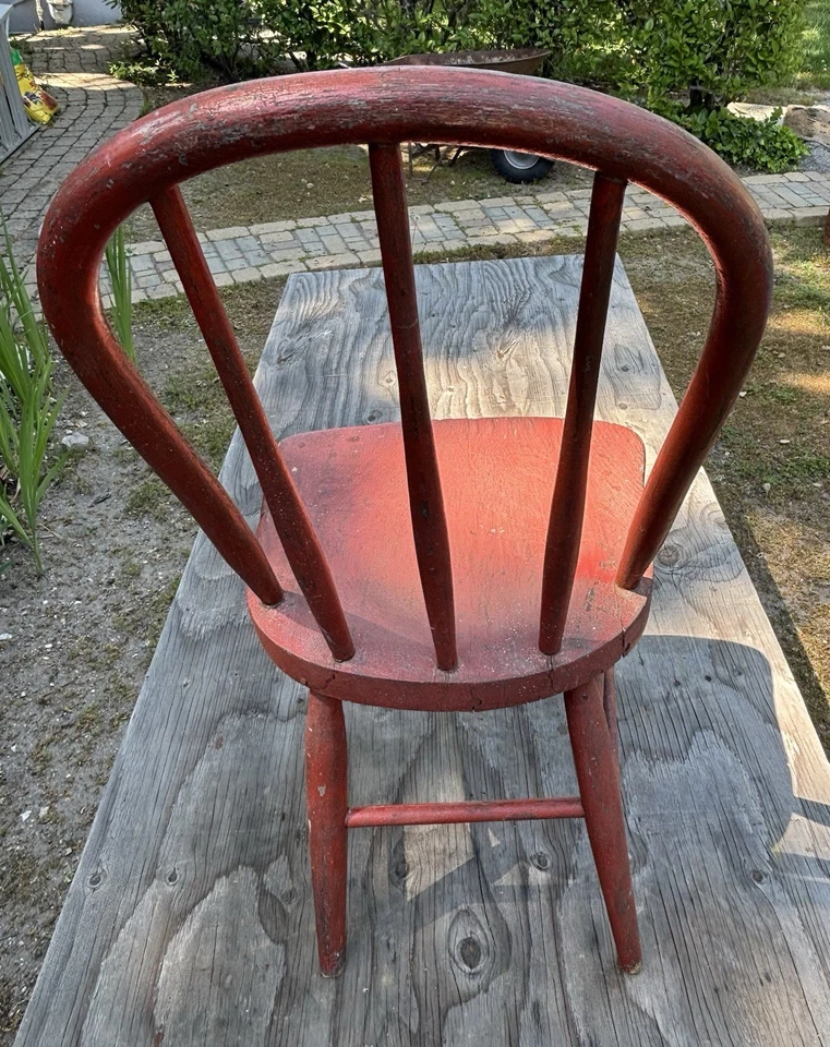Verdadera silla antigua roja con respaldo de aro para niños mortaja y resistente. Bonita pintura pátina  Foto 2 de 4