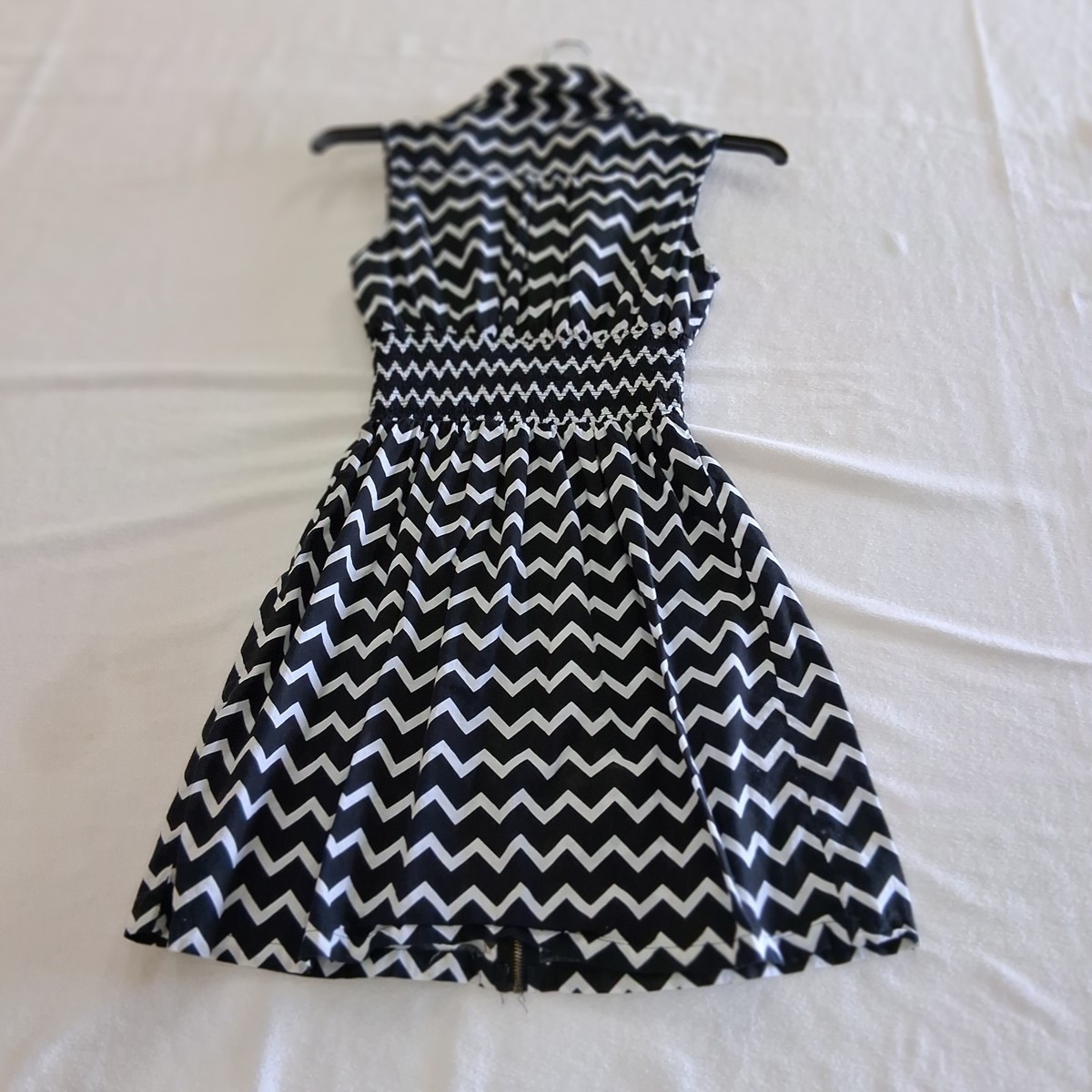 J Glee Sleeveless Dress Size Medium Black And White Chevron Pattern Zip  Front