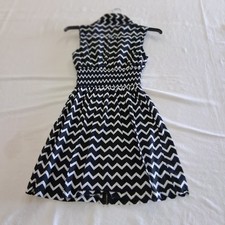 J Glee Sleeveless Dress Size Medium Black And White Chevron Pattern Zip Front 
