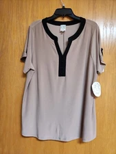 Taupe & Black Short Sleeve Top. NWT. 1X. By Naif. Cute.