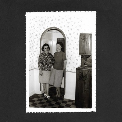 Zwei Frauen posieren innen Tapete - Vintage Foto Snapshot
