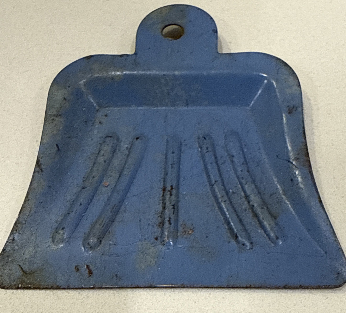 Recogedor de polvo de metal vintage Cracker Jack Toy Prize azul