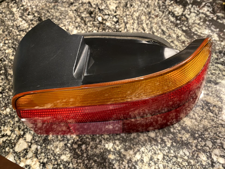 Luz trasera lateral derecha pasajero BMW OEM 528i 530i 540i M5 1997-2000 HELLA Foto 4 de 4