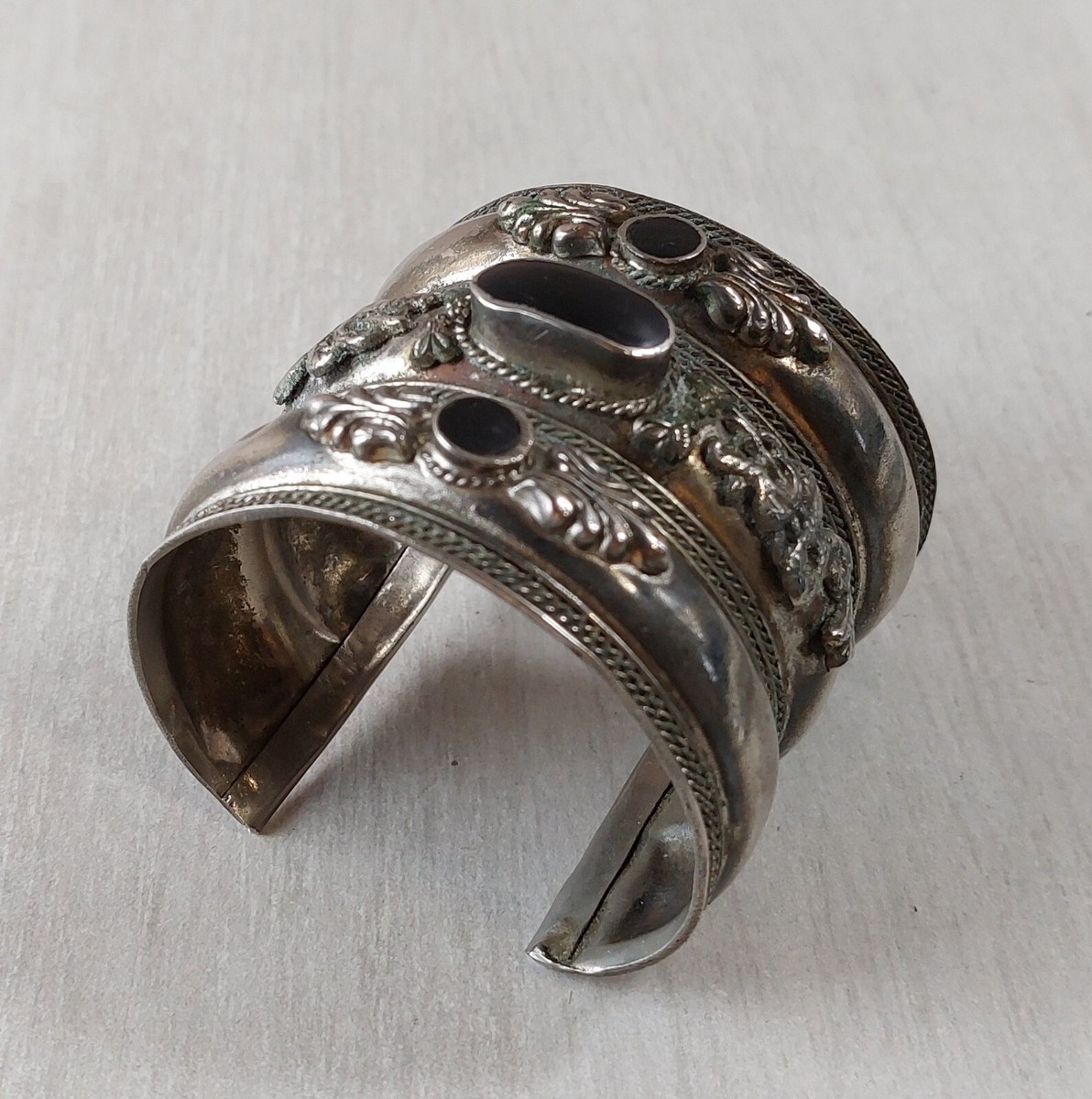 Bracelet Ethnique / Torque En Métal Argenté - Ancien, En Bon état Avec Quelques Trous