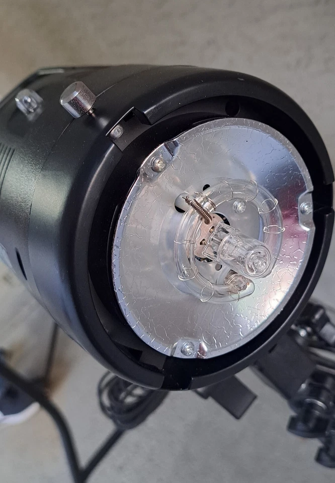 批量 2 件 StudioPRO F121-200 单灯闪光灯 带三脚架 — 第 4/4 张图片