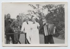 WK 2 Foto Atlantikwall &Icirc;le de R&eacute; Flak Luftwaffe Soldaten Akkordeon Musik