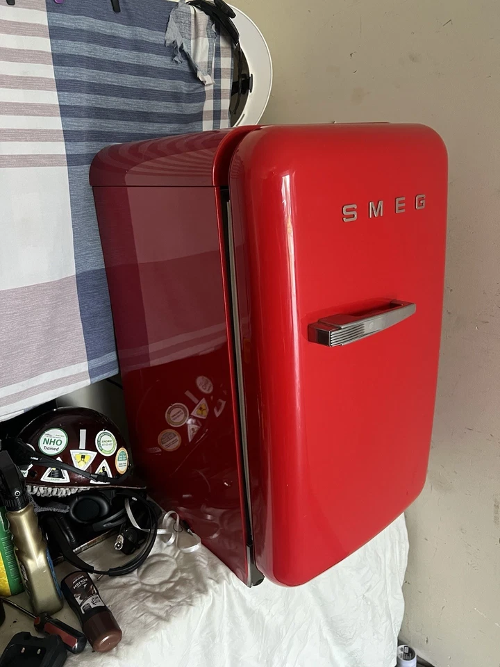 Mini refrigerador SMEG Fab5 años 50 retro compacto pequeño refrigerador 1,2 cúbicos Ft Foto 3 de 3