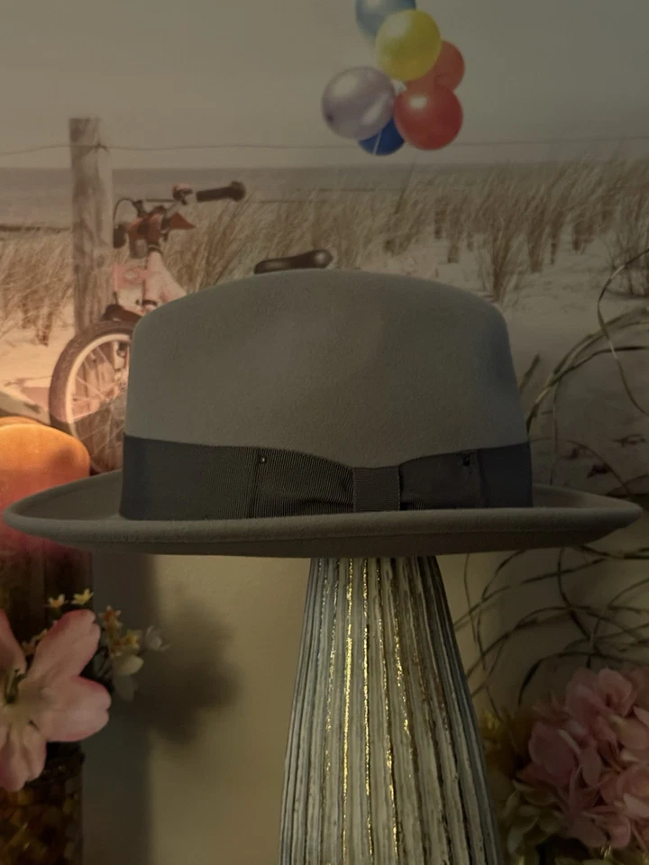 Bailey 1922 Blixen Fedora Gris Con Banda Gris Oscuro y Lazo Talla Mediana Foto 4 de 4