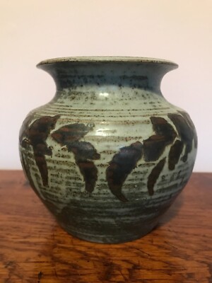 Studiokeramik Vase mit Blattdekor, gestempelt RM am Sockel, 13,5cm hoch