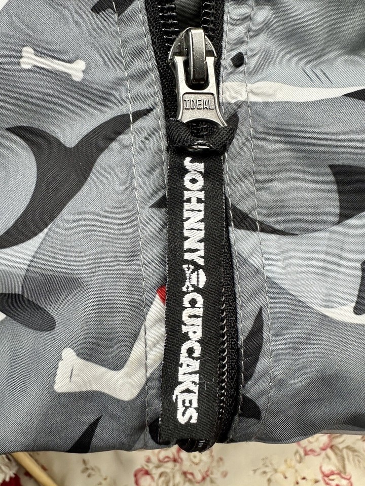 Johnny Cupcakes Men's XS Windbreaker Raincoat Great White Shark Attack