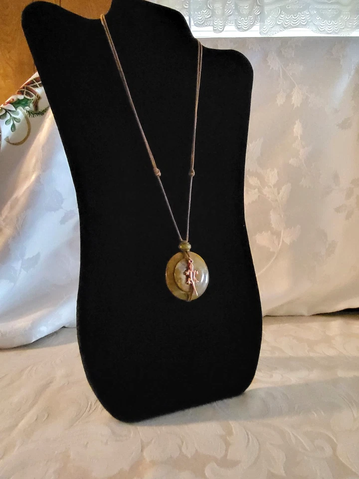 Colar Southwestern apresenta dois pingentes de jaspe oceânico e lagartixa de cobre. - Imagem 2 de 4