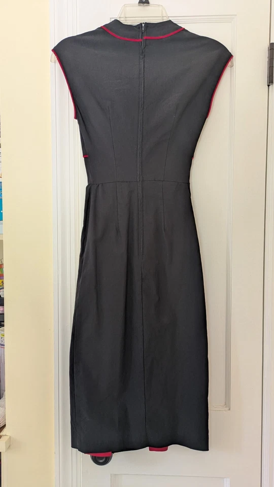 Vestido negro manga gorra Stop Staring con botones rojos talla XS Foto 2 de 4