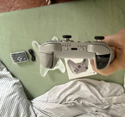 GuliKit KK3 MAX Controller grau mit Box, USB-Kabel, Sticker, Hülle/Case