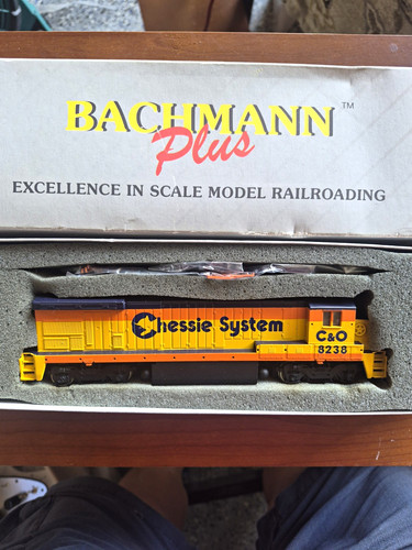 Locomotora diésel sistema Chessie Bachmann Plus escala HO B23-7 #8238 MPN 31108 | Condition: New: Other (See Details)