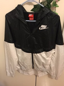 nike spray jacket womens