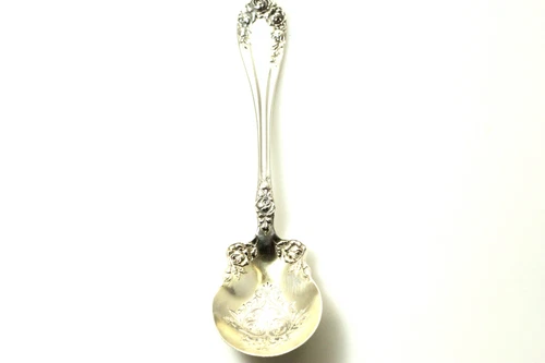 R. Wallace & Sons 925 Sterling Hand Chased Sugar Shell Spoon 27.7g (ANT3385)
