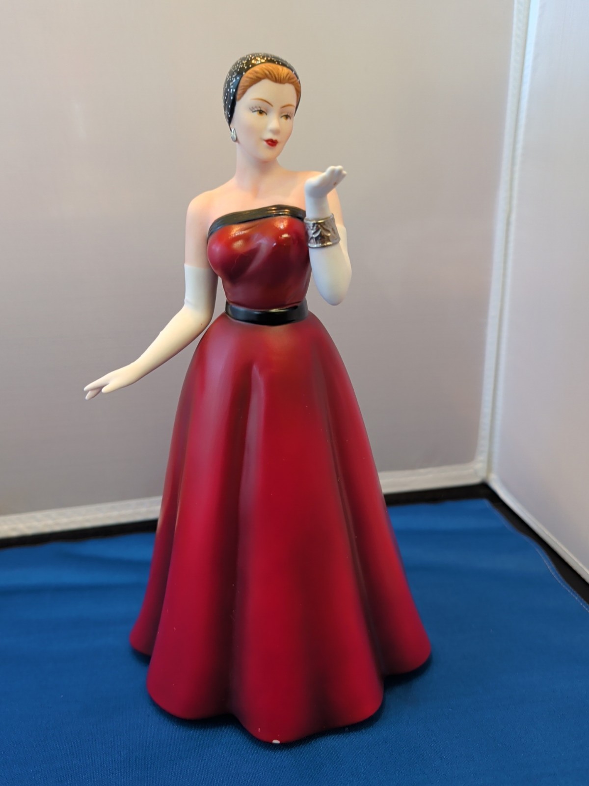 Figurine Home Int. Rising Star. 13437-07. 2007. Made in China. Lady in Red