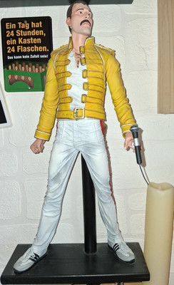 Freddie Mercury Figur mit gelber Jacke und Mikrofon, Queen Musik Sammlerfigur