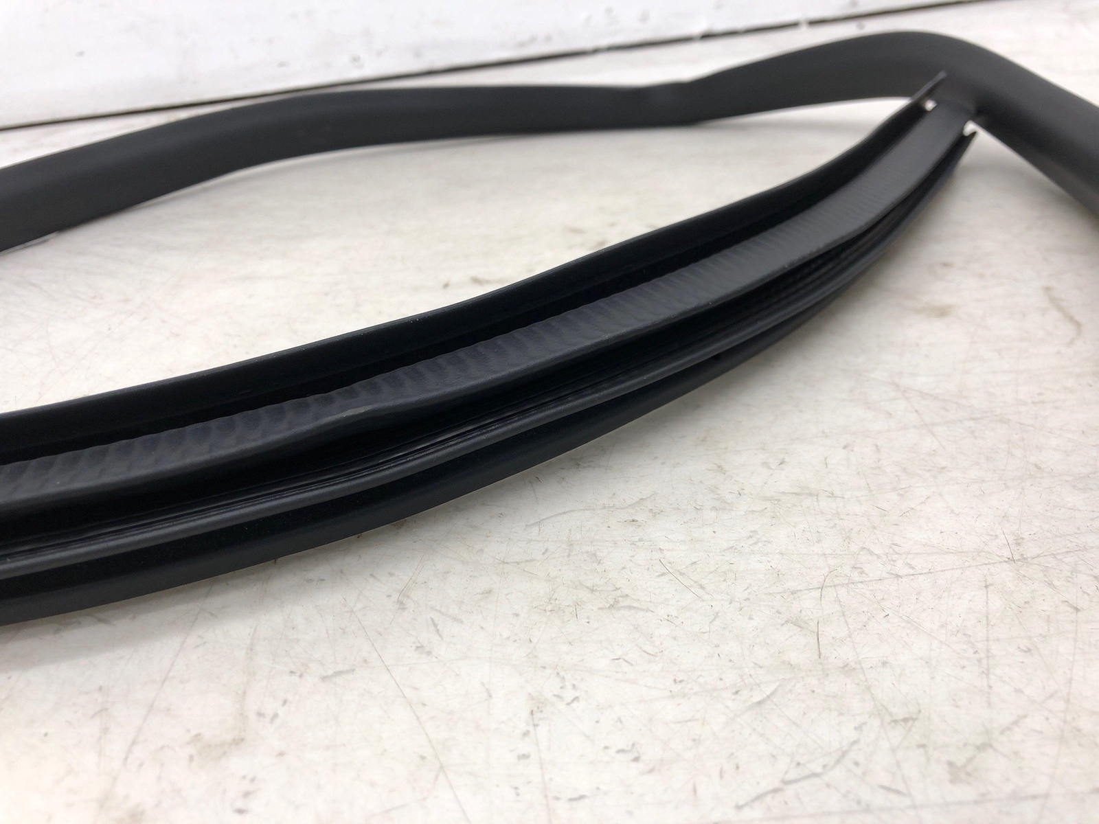 2020-2023 ASTON MARTIN VANTAGE RIGHT FRONT BODY DOOR WEATHER STRIP SEALING OEM