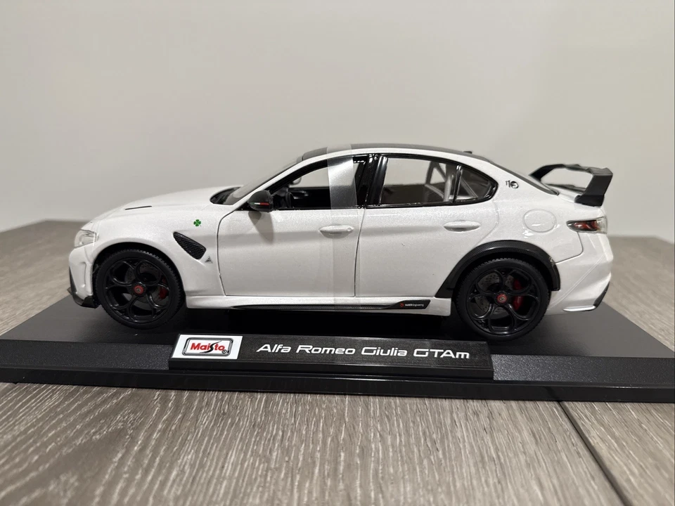 Полностью новый Alfa Romeo Giulia GTAm белый масштаб 1:18 Maisto литой - Изображение 2 из 4