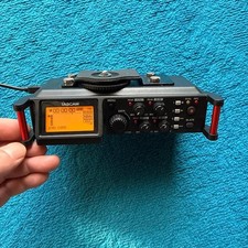 TASCAM DR-70D Dispositivo di Registrazione Audio 4 Canali Registratore di Campo Portatile Nero