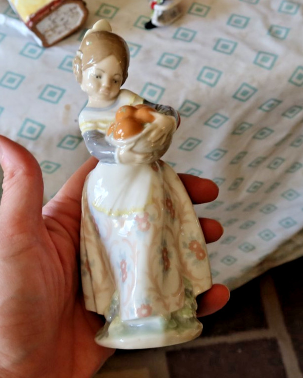 RARE Vintage 6.75" Lladro Valencian Girl Basket Oranges Figurine Retired I-18 NR