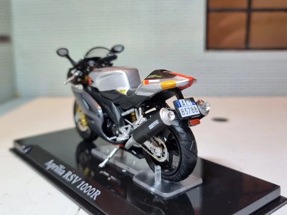 Aprilia RSV 1000R Silver Motorbike Superbike 1:24 Scale Model Diecast Atlas IXO - Image 3 of 4