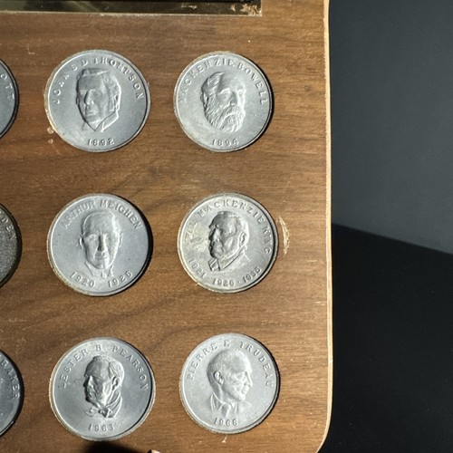 Prime Ministers of Canada - Medallion Set of 15 - 1867-1970 - Rare wood Plaque - Picture 3 of 9