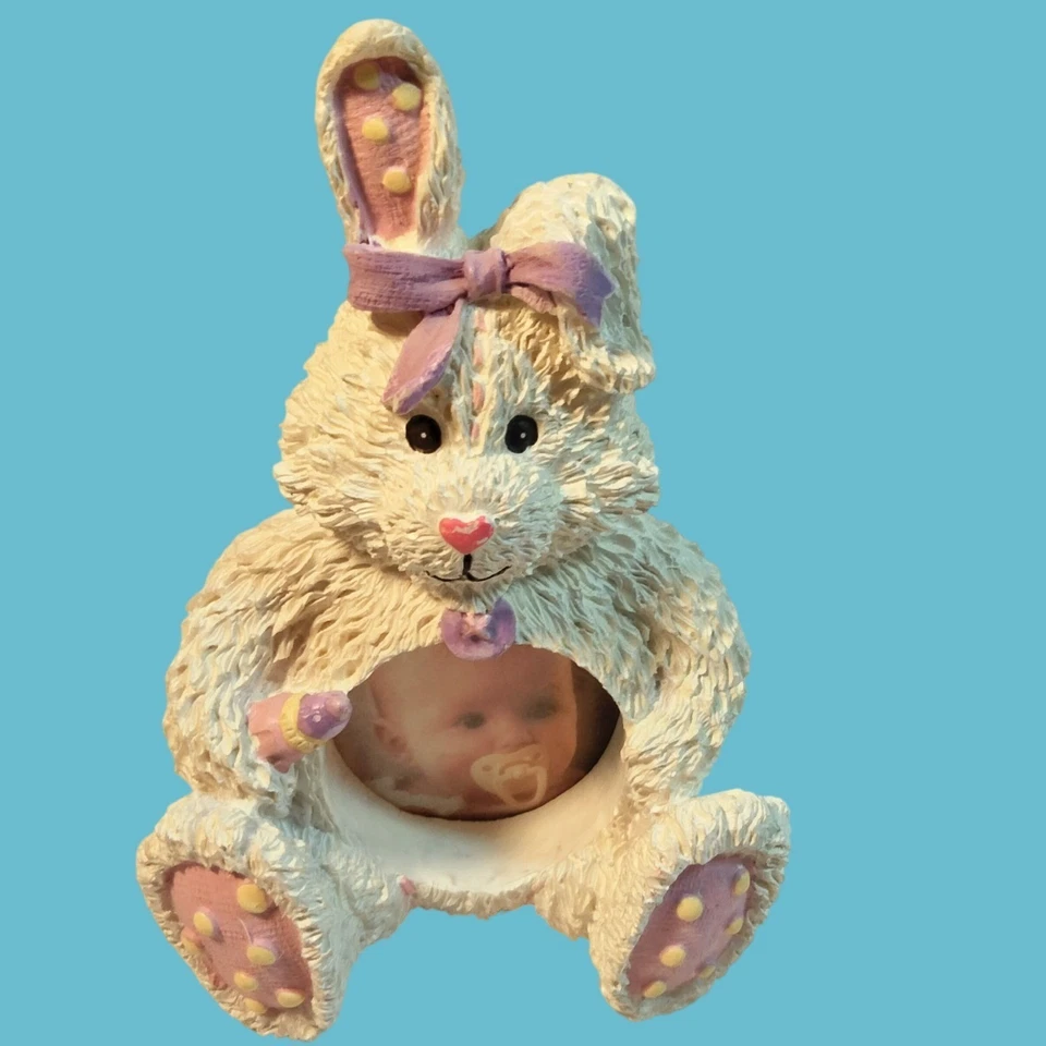 Marco de fotos de conejito de Pascua blanco rosa caballete de habitación de bebé foto trasera Foto 2 de 4