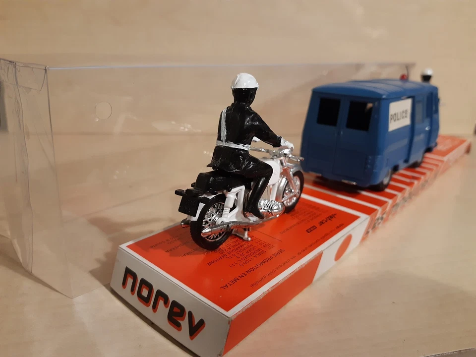 JOUET ANCIEN NOREV PEUGEOT FOURGON J7 POLICE AVEC ESCORTE COFFRET N°109 + BOITE - Photo 4/4