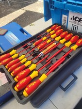 Wiha 19-Piece Slotted  Phillips Screwdriver Set missing 1  read description 