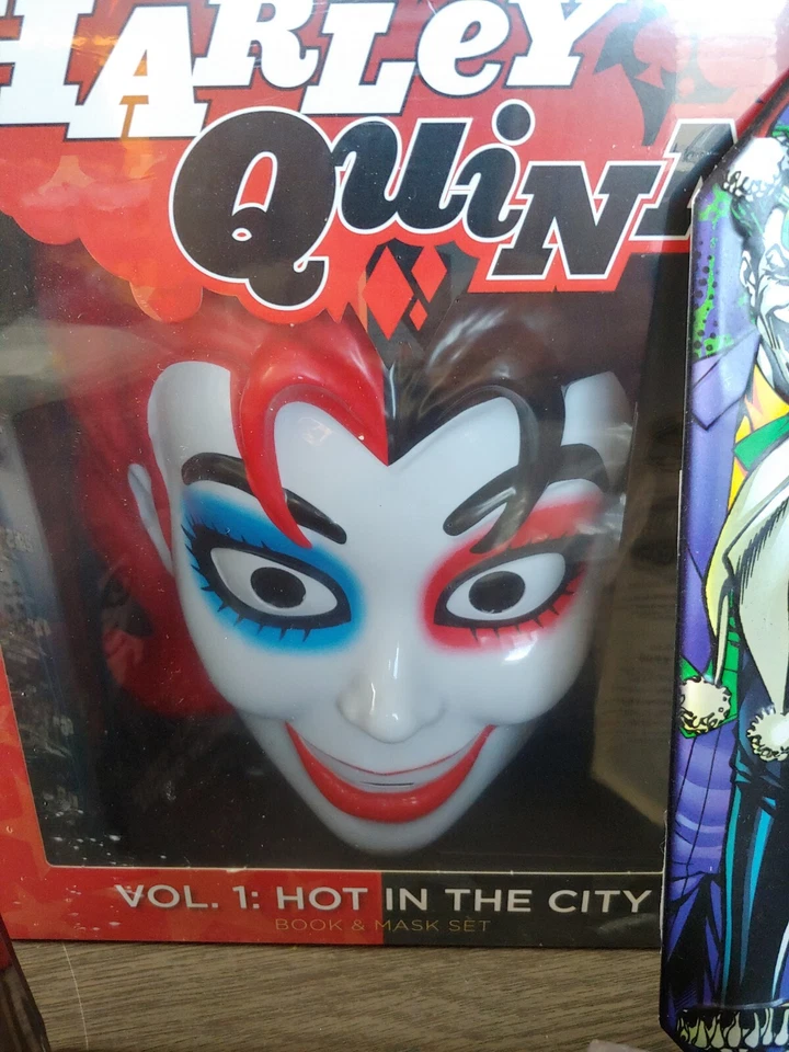 Lote de 2 figuras de metal fundido a presión Harley Quinn DC - 1 juego de libros y máscaras y 1 arte de pared Foto 4 de 4