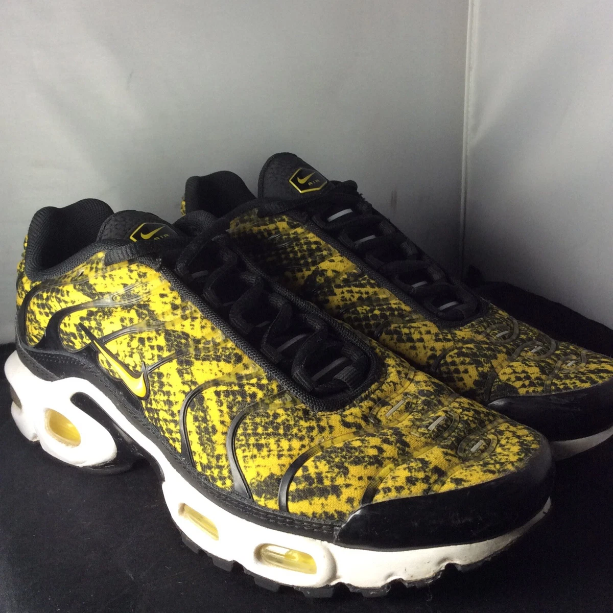 Black and yellow clearance air max plus womens