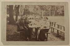AK Soldaten mit Damen im Biergarten c1914 Militär WWI Real Photo Postkarte ung.