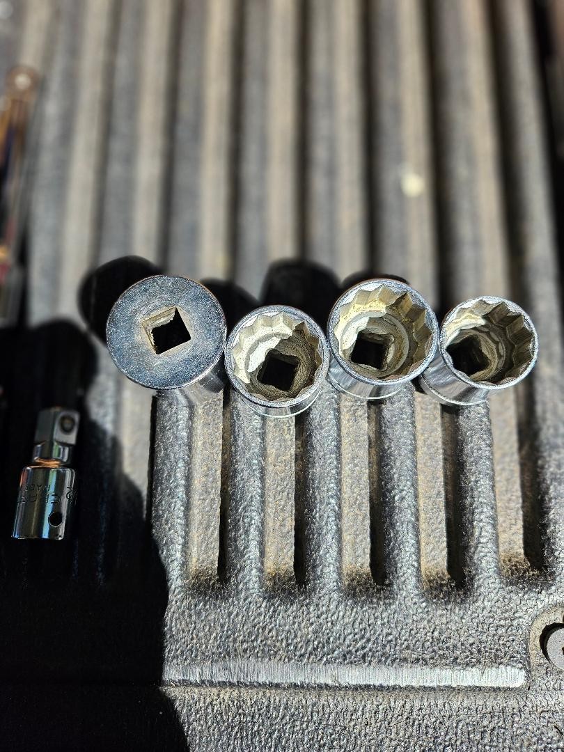 "USED" 15-1/2 Drive Ratchet Breaker Bar, 4 Sockets 1" - 1 1/4" and 9 Ext. 1"-10"