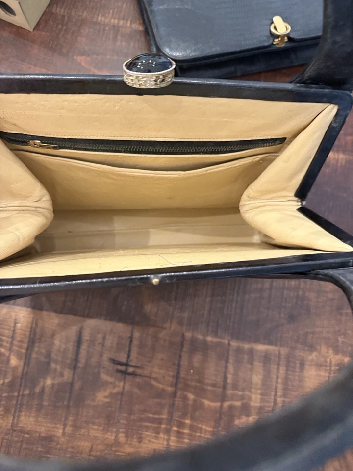 Elegante bolso de mano vintage de cuero negro Foto 3 de 4