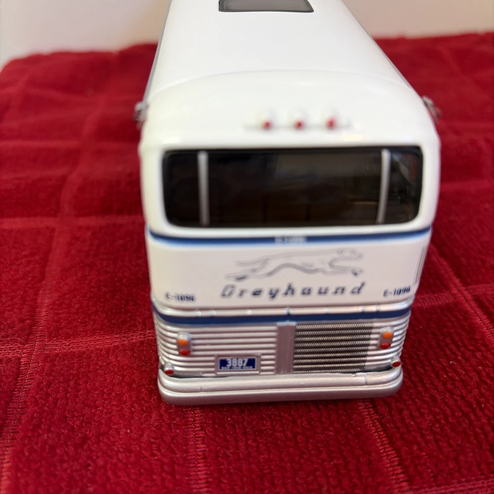 Corgi - #US54407 GM4501 New York Greyhound Scenicrusier Bus 1:50 Scale NIB #71 - Image 4 of 4