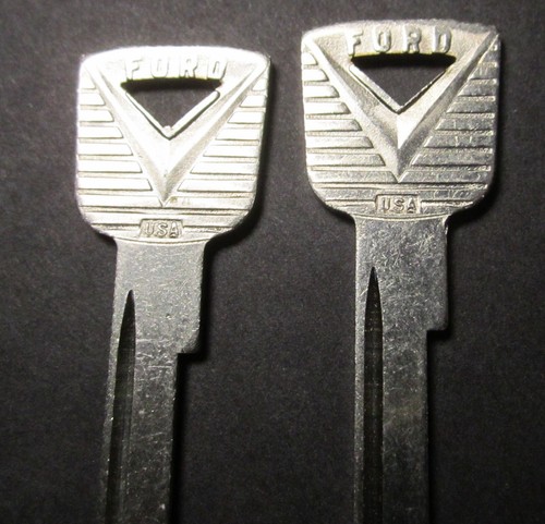 1957-59 Ford Glove Box Door Button Emblem PT 10270 + UNCUT NOS Ignition Key USA - Bild 4 von 11