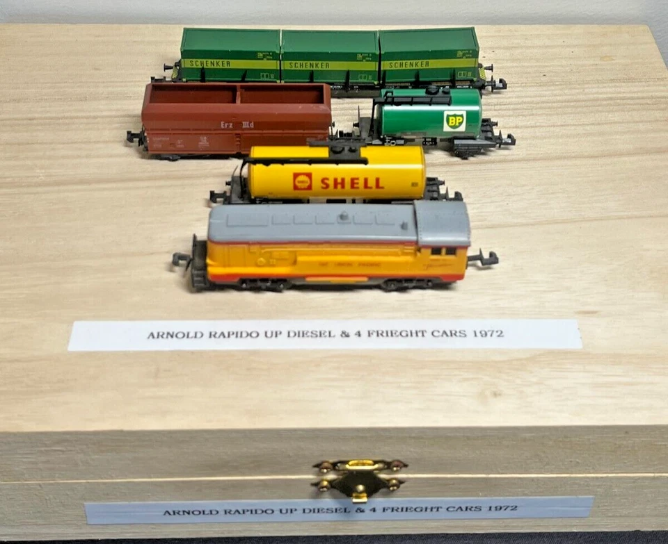 N Scale Arnold 1972 Rapido Diesel Locomotive and 4 Freight Cars Custom Wood Case - Image 4 of 4