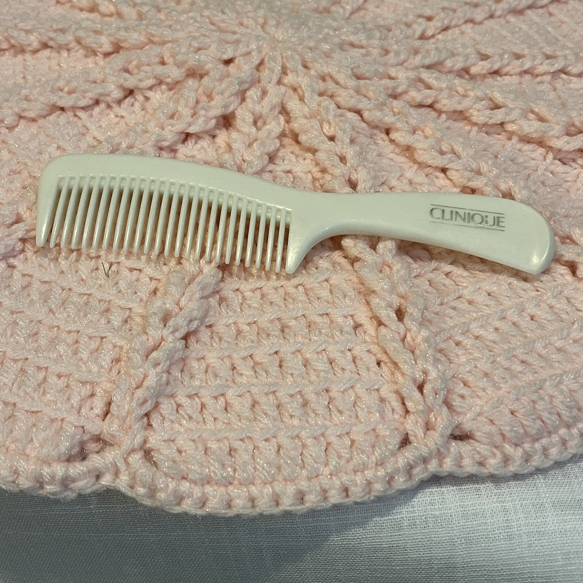 Clinique Hair Comb Wide-Tooth White Plastic With Handle  display picture 3