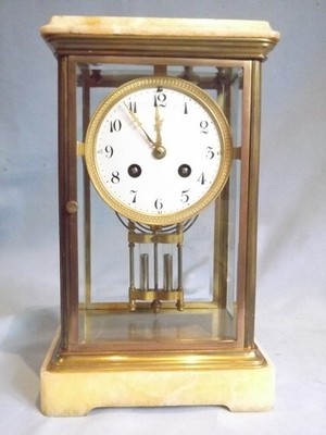 Antike französische cremefarbene Marmoruhr mit 4 Gläsern um 1890 funktionstüchtig.